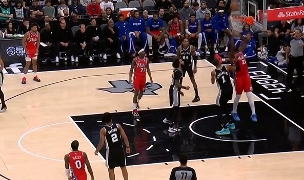 开云体育网址-还是得逞了！恩比德合球造犯规不成 自抛自扣最终获得罚球