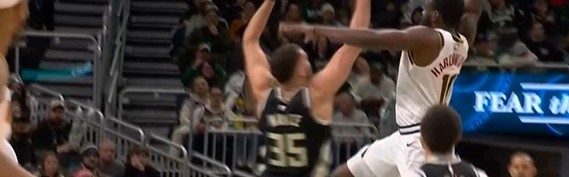 开云体育下载-投不进就砸！哈达威冲筐面对补防单臂砸扣 字母哥替补席神情落寞