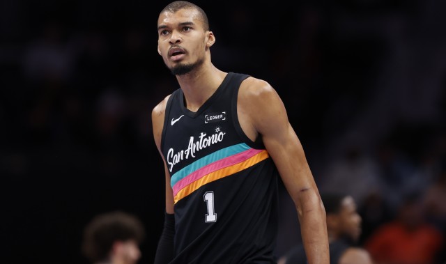 开云体育官网-文班亚马：克劳福德是我最爱看的球员之一 他是很棒的导师