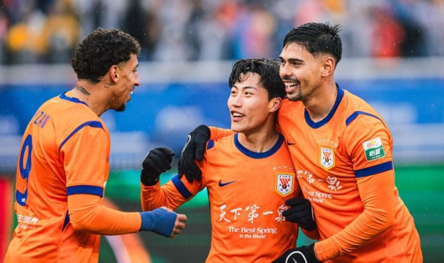 开云体育下载-掌声喝彩的泰山背后，落寞中超学霸：又该何去何从？