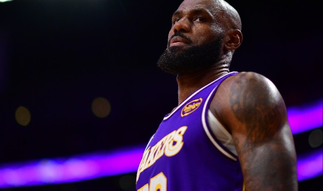 开云体育官网-湖人117-135黄蜂 球员评价：2人优秀，2人及格，5人低迷