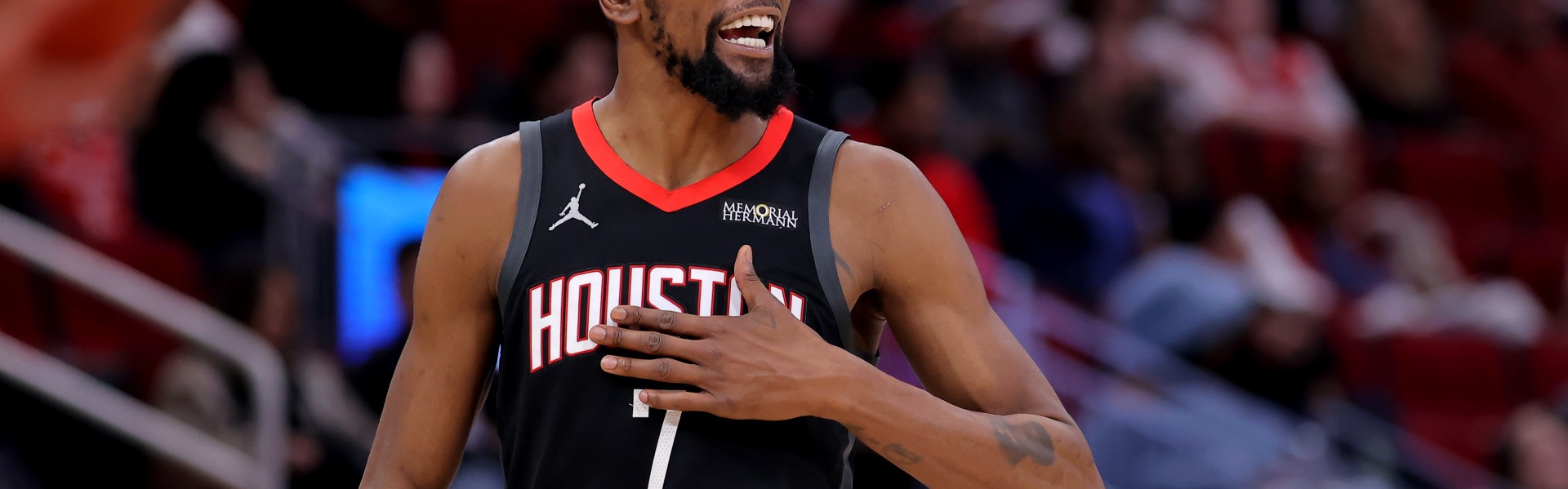 开云体育下载-小腿皲裂惹人忧！火箭球迷举牌：KD给我们看看腿 你需要身体乳