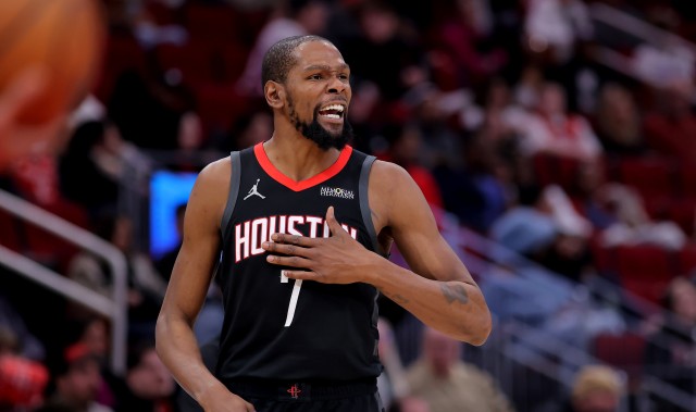 开云体育下载-小腿皲裂惹人忧！火箭球迷举牌：KD给我们看看腿 你需要身体乳