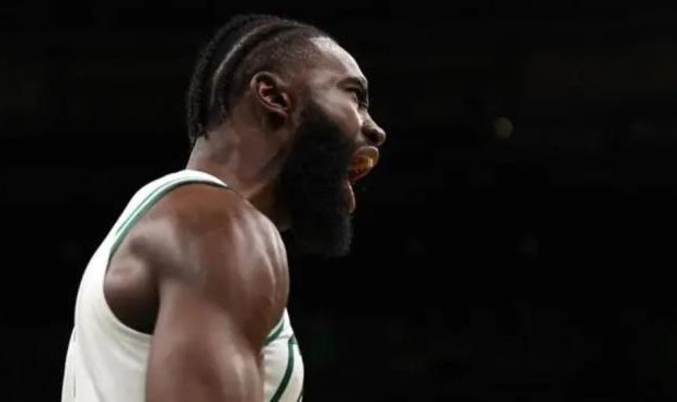 开云体育网址-加时赛独砍11分击退宿敌 布朗强势反弹实现救赎