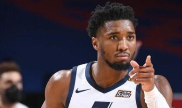 开云体育下载-4战3负爵士心态失衡 米切尔：裁判的判罚是荒谬的