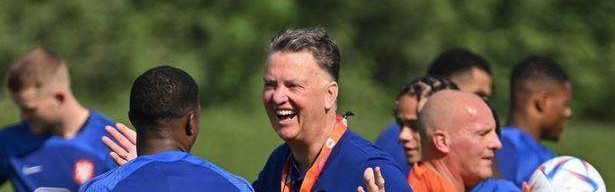 开云体育官网-范加尔橙色内裤迷信庇佑橙衣军，其妻担忧老帅癌症