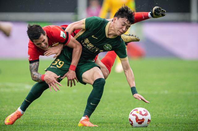 1750988810669062957.jpg (体育)(3)足球——中超:浙江俱乐部绿城平上海海港XxjpseC007284_20250614_PEPFN0A001.jpg